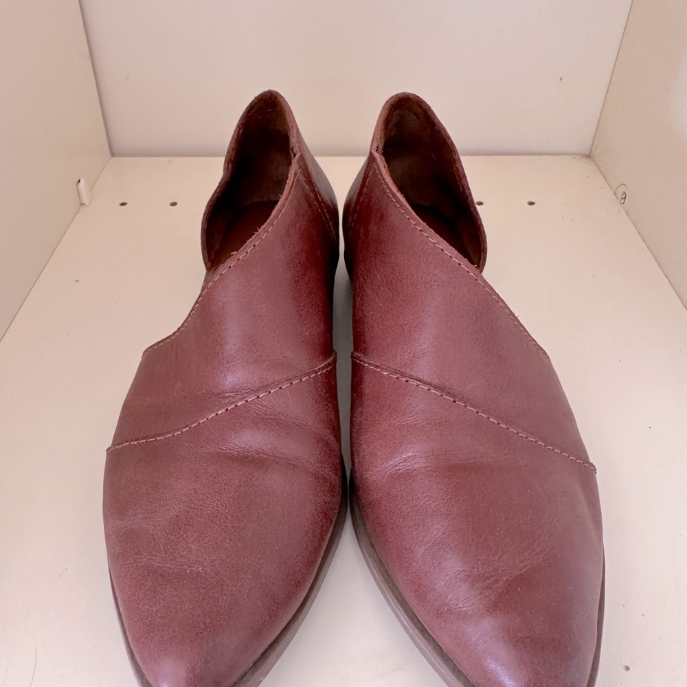 Jeans and White Shirt and a pair of your favorite soft leather brown shoes!